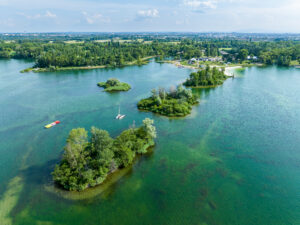Vue panoramique sur le lac du Grand Parc Miribel Jonage en Dombes Côtière près de Lyon - ViaRhôna