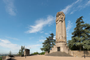 Vue panoramique sur la statue de la Madone, Vierge du Mas Rillier, Notre-Dame-du-Sacré-Coeur à Miribel en Dombes Côtière près de Lyon