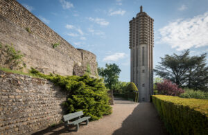 Vue sur le carillon de la statue de la Madone, Vierge du Mas Rillier, Notre-Dame-du-Sacré-Coeur à Miribel en Dombes Côtière près de Lyon